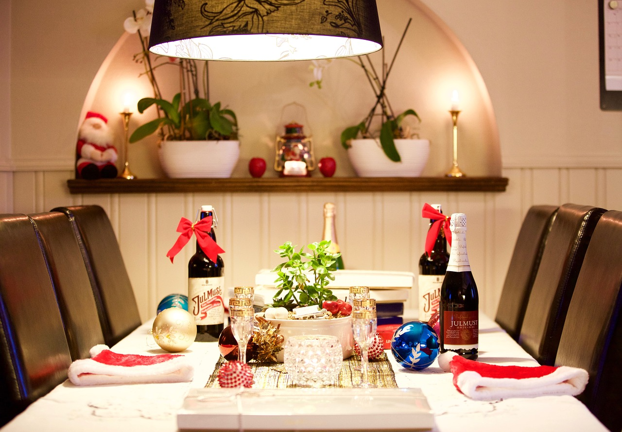 Explore 10 stunning Christmas decorating ideas for your dining room that are sure to impress your guests and make your holiday season merry and bright.